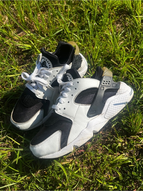 Nike Other - CLEAN Nike size 8 Mens Air Huarache Orca White Black shoes